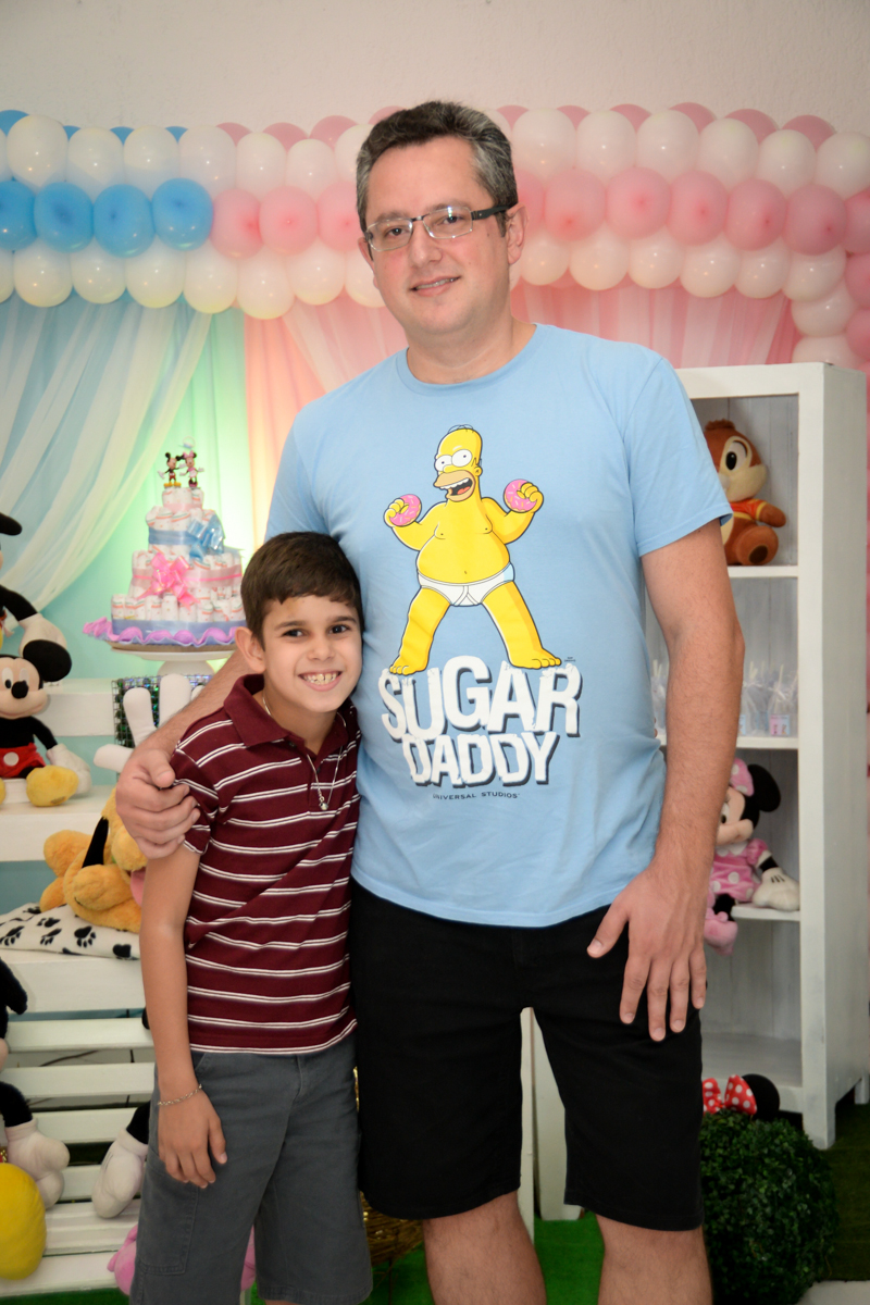foto pai e filho no Buffet Fábrica da Alegria, cha de bebe de Andrea