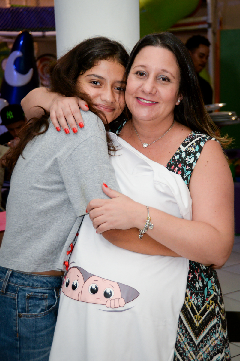 abraço da amiga no Buffet Fábrica da Alegria, cha de bebe de Andrea