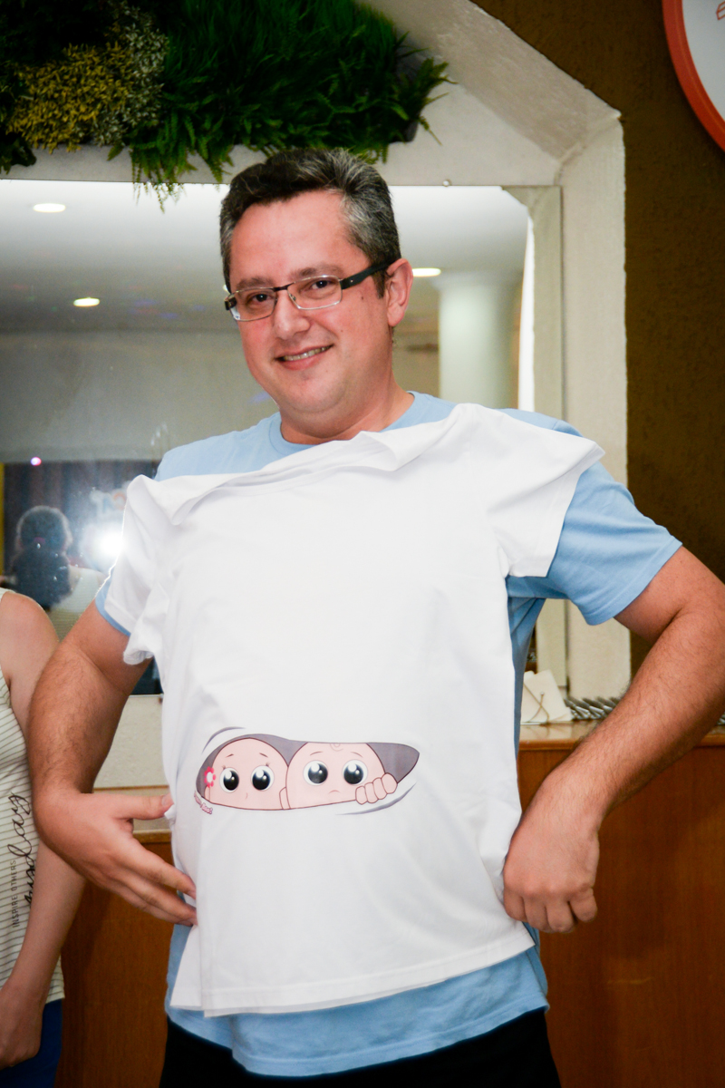 papai também recebe sua camiseta no Buffet Fábrica da Alegria, cha de bebe de Andrea