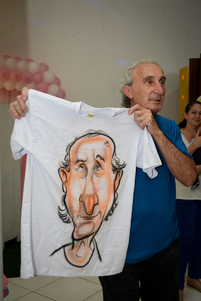 a cara do vovô estampada na camiseta no Buffet Fábrica da Alegria, cha de bebe de Andrea