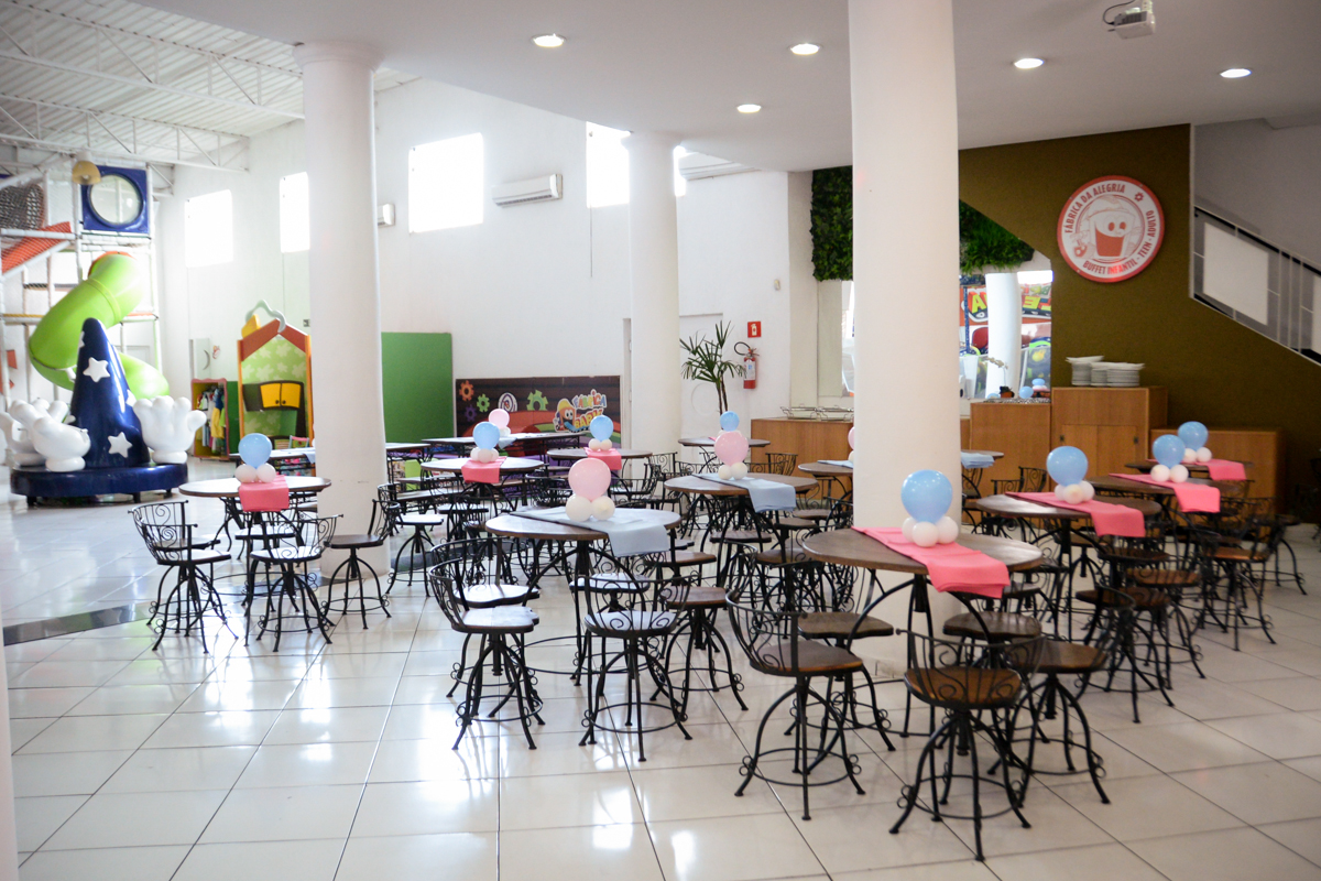 mesas do salão decorada com exigas