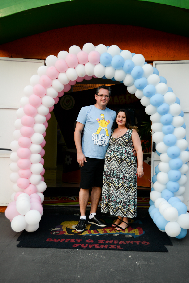 foto do casal no arco de bexigas no Buffet Fábrica da Alegria, cha de bebe de Andrea