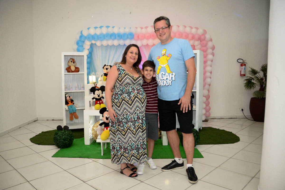 foto da família na mesa decorada no Buffet Fábrica da Alegria, cha de bebe de Andrea