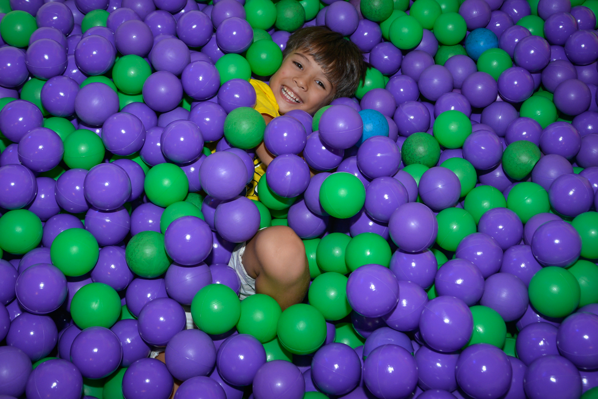 brincando na piscina de bolinhas no Buffet Fábrica da Alegria Morumbi São Paulo, aniversário de Henrique 6 anos tema da festa Dragon Bol Z