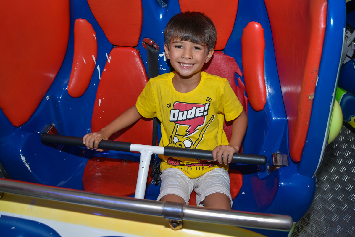 diversao no brinquedo jornada nas estrelas noBuffet Fábrica da Alegria Morumbi São Paulo, aniversário de Henrique 6 anos tema da festa Dragon Bol Z