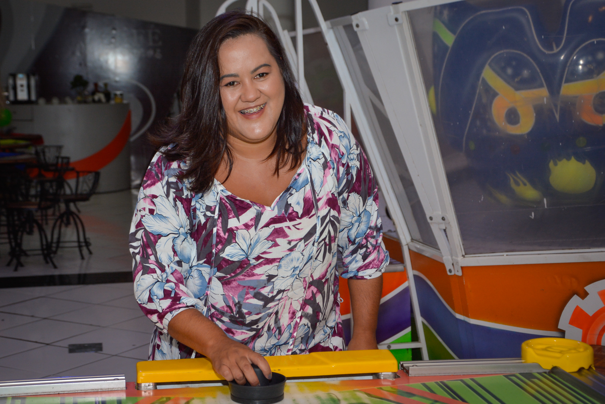 mamãe curte no futebol de mesa no Buffet Fábrica da Alegria Morumbi São Paulo, aniversário de Henrique 6 anos tema da festa Dragon Bol Z