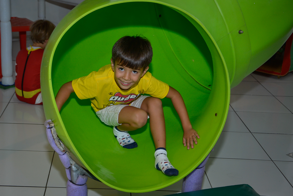 aniversariante desce no escorregador no Buffet Fábrica da Alegria Morumbi São Paulo, aniversário de Henrique 6 anos tema da festa Dragon Bol Z