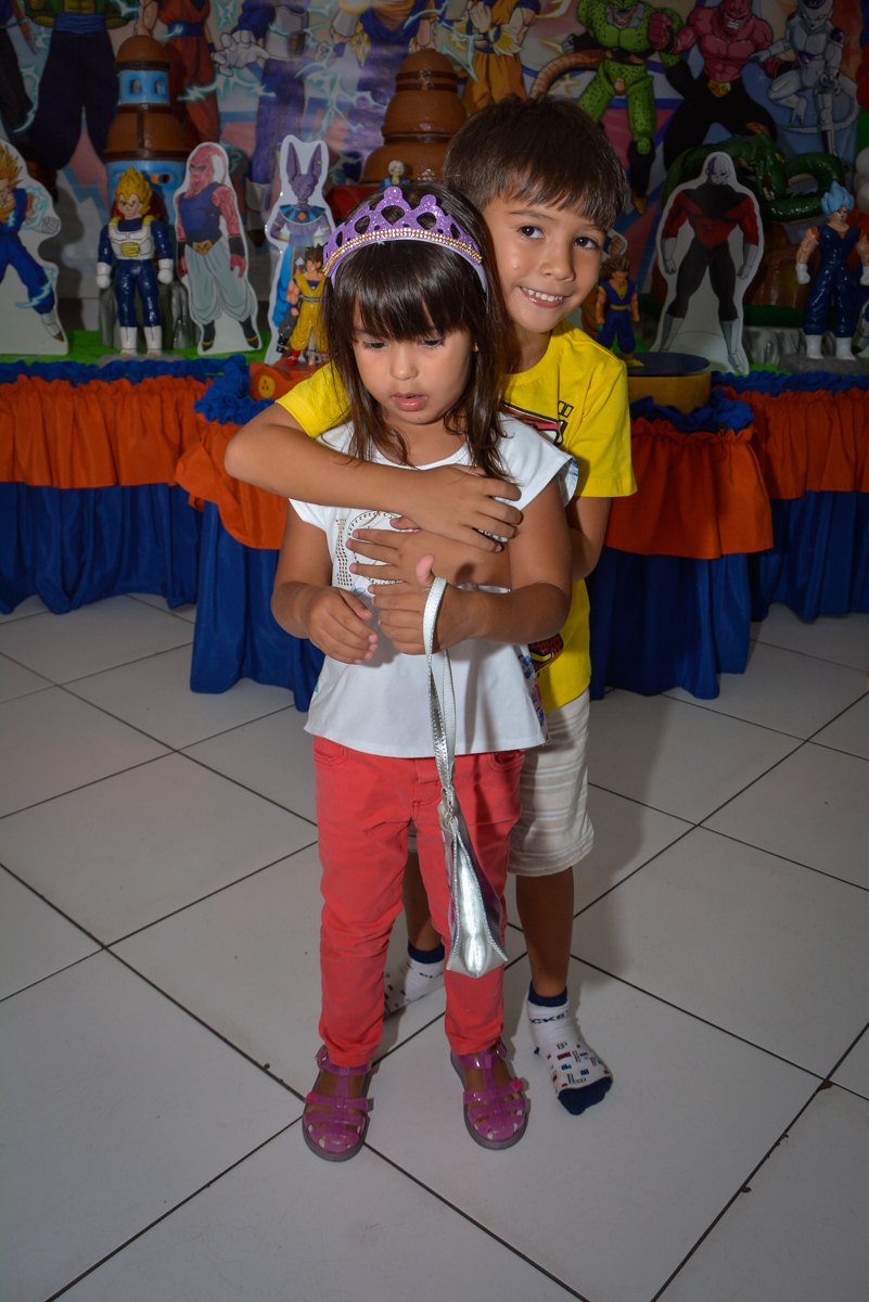 recebendo a amiga no Buffet Fábrica da Alegria Morumbi São Paulo, aniversário de Henrique 6 anos tema da festa Dragon Bol Z