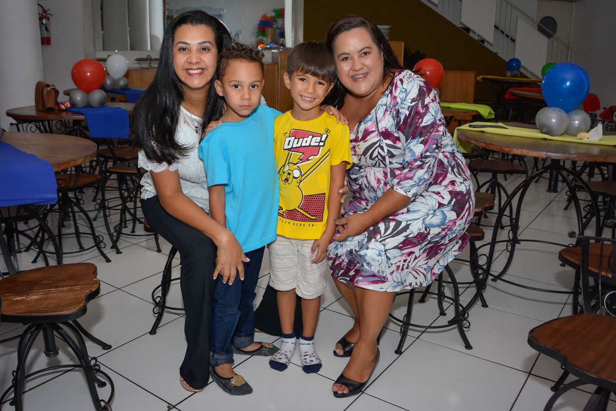 foto com as crianças no Buffet Fábrica da Alegria Morumbi São Paulo, aniversário de Henrique 6 anos tema da festa Dragon Bol Z