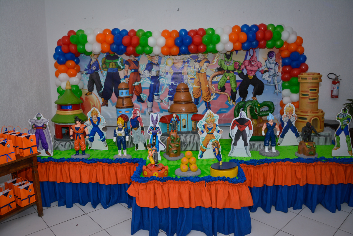 mesa temática no Buffet Fábrica da Alegria Morumbi São Paulo, aniversário de Henrique 6 anos tema da festa Dragon Bol Z