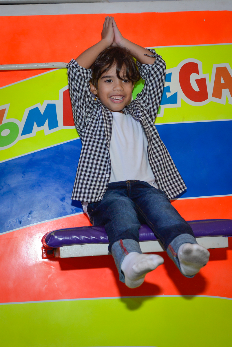 preparando para cair no tombo legal no Buffet Fábrica da Alegria Morumbi São Paulo, aniversário de Henrique 6 anos tema da festa Dragon Bol Z