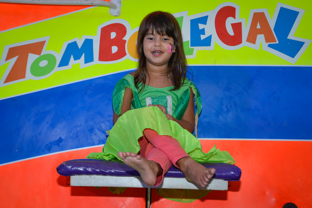 A amiga também brinca no tombo legal no Buffet Fábrica da Alegria Morumbi São Paulo, aniversário de Henrique 6 anos tema da festa Dragon Bol Z
