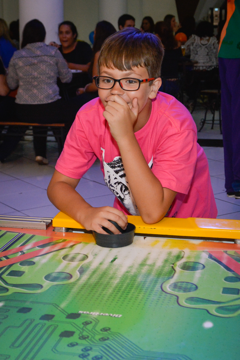 diversão garantida no futebol no Buffet Fábrica da Alegria Morumbi São Paulo, aniversário de Henrique 6 anos tema da festa Dragon Bol Z