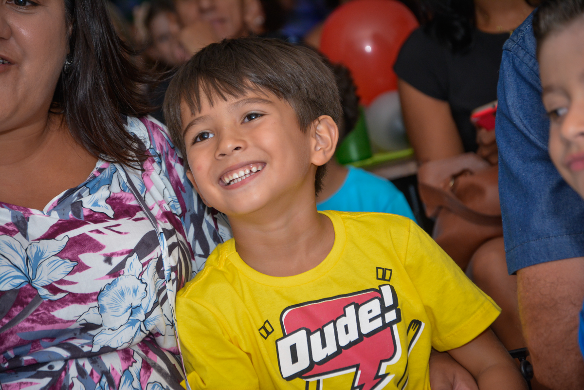 hora de assistir a retrospectiva no Buffet Fábrica da Alegria Morumbi São Paulo, aniversário de Henrique 6 anos tema da festa Dragon Bol Z