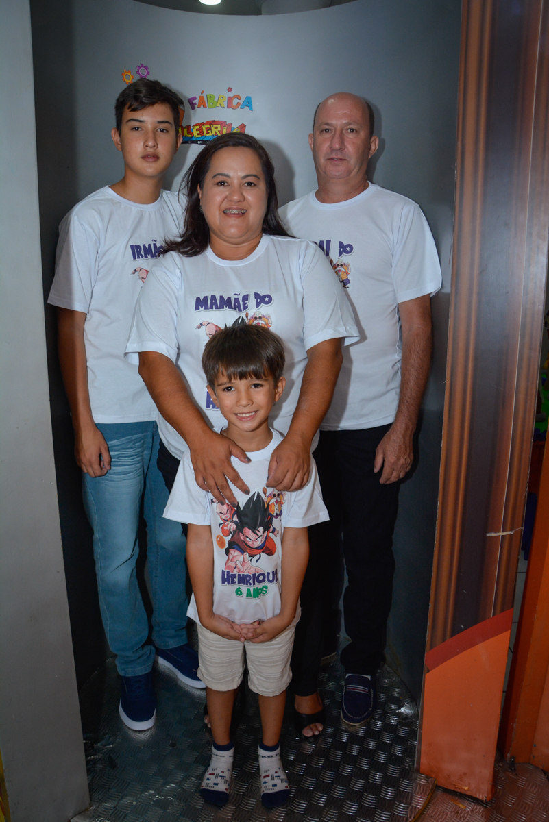 saindo da máquina do parabéns no Buffet Fábrica da Alegria Morumbi São Paulo, aniversário de Henrique 6 anos tema da festa Dragon Bol Z