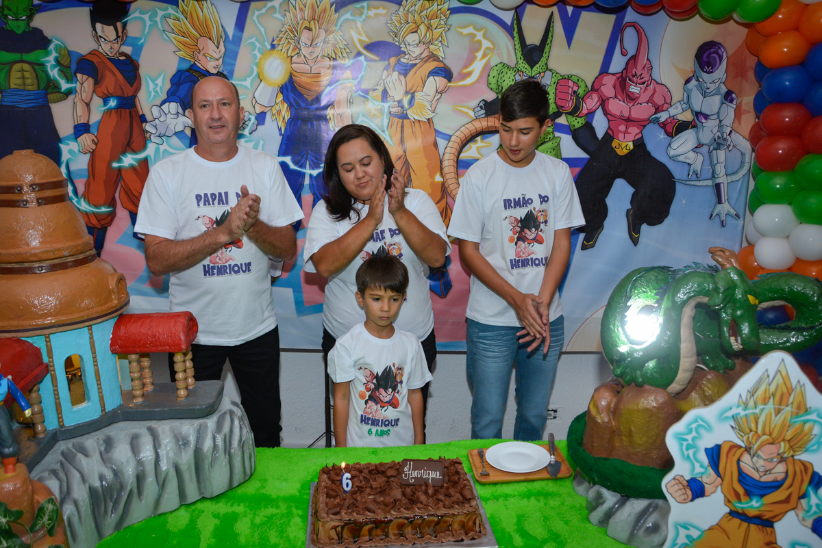 cantando parabéns no Buffet Fábrica da Alegria Morumbi São Paulo, aniversário de Henrique 6 anos tema da festa Dragon Bol Z