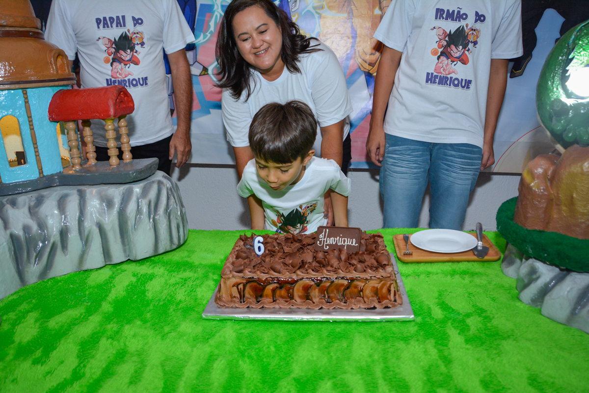 soprando a vela do bolo no Buffet Fábrica da Alegria Morumbi São Paulo, aniversário de Henrique 6 anos tema da festa Dragon Bol Z