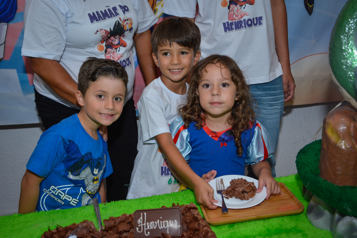A amiga ganha o primeiro pedaço de bolo no Buffet Fábrica da Alegria Morumbi São Paulo, aniversário de Henrique 6 anos tema da festa Dragon Bol Z
