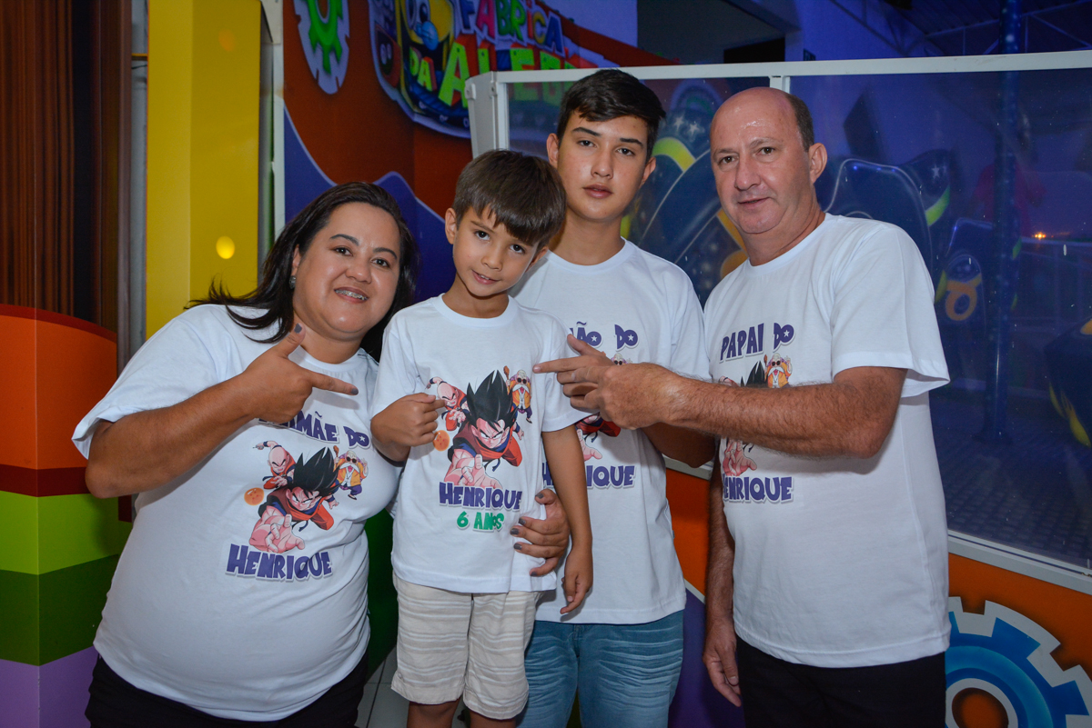 foto da família no Buffet Fábrica da Alegria Morumbi São Paulo, aniversário de Henrique 6 anos tema da festa Dragon Bol Z