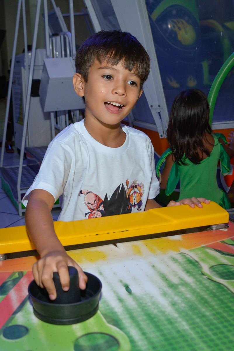 adversário do futebol é o aniversariante no Buffet Fábrica da Alegria Morumbi São Paulo, aniversário de Henrique 6 anos tema da festa Dragon Bol Z