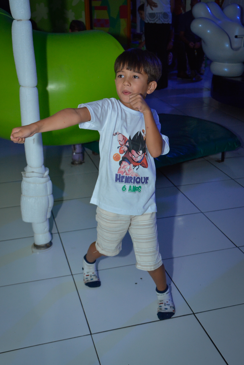 brincando no x box no Buffet Fábrica da Alegria Morumbi São Paulo, aniversário de Henrique 6 anos tema da festa Dragon Bol Z