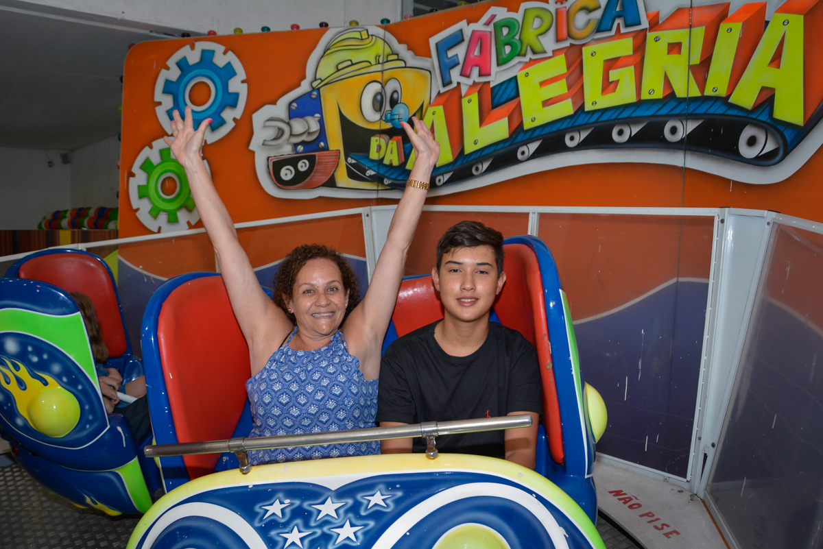 adulto também curte o brinquedo jornada nas estrelas no Buffet Fábrica da Alegria Morumbi São Paulo, aniversário de Henrique 6 anos tema da festa Dragon Bol Z