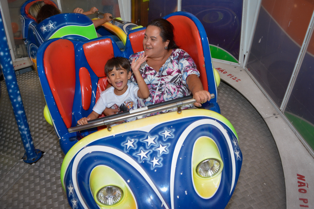 final de festa no Buffet Fábrica da Alegria Morumbi São Paulo, aniversário de Henrique 6 anos tema da festa Dragon Bol Z