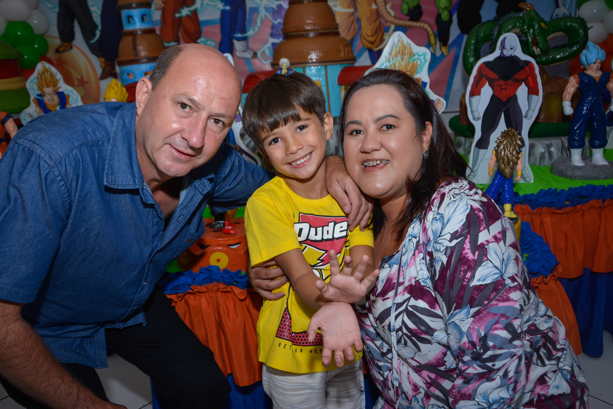 fotografia da família no Buffet Fábrica da Alegria Morumbi São Paulo, aniversário de Henrique 6 anos tema da festa Dragon Bol Z