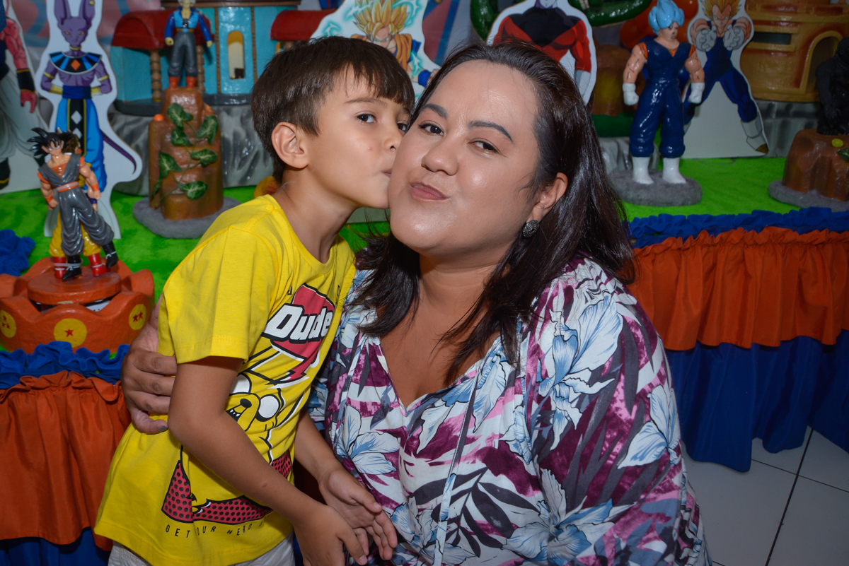 Beijo da mamãe no Buffet Fábrica da Alegria Morumbi São Paulo, aniversário de Henrique 6 anos tema da festa Dragon Bol Z