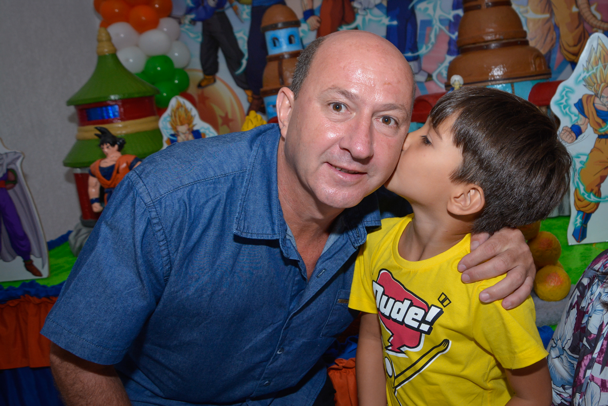 beijo do papai no Buffet Fábrica da Alegria Morumbi São Paulo, aniversário de Henrique 6 anos tema da festa Dragon Bol Z