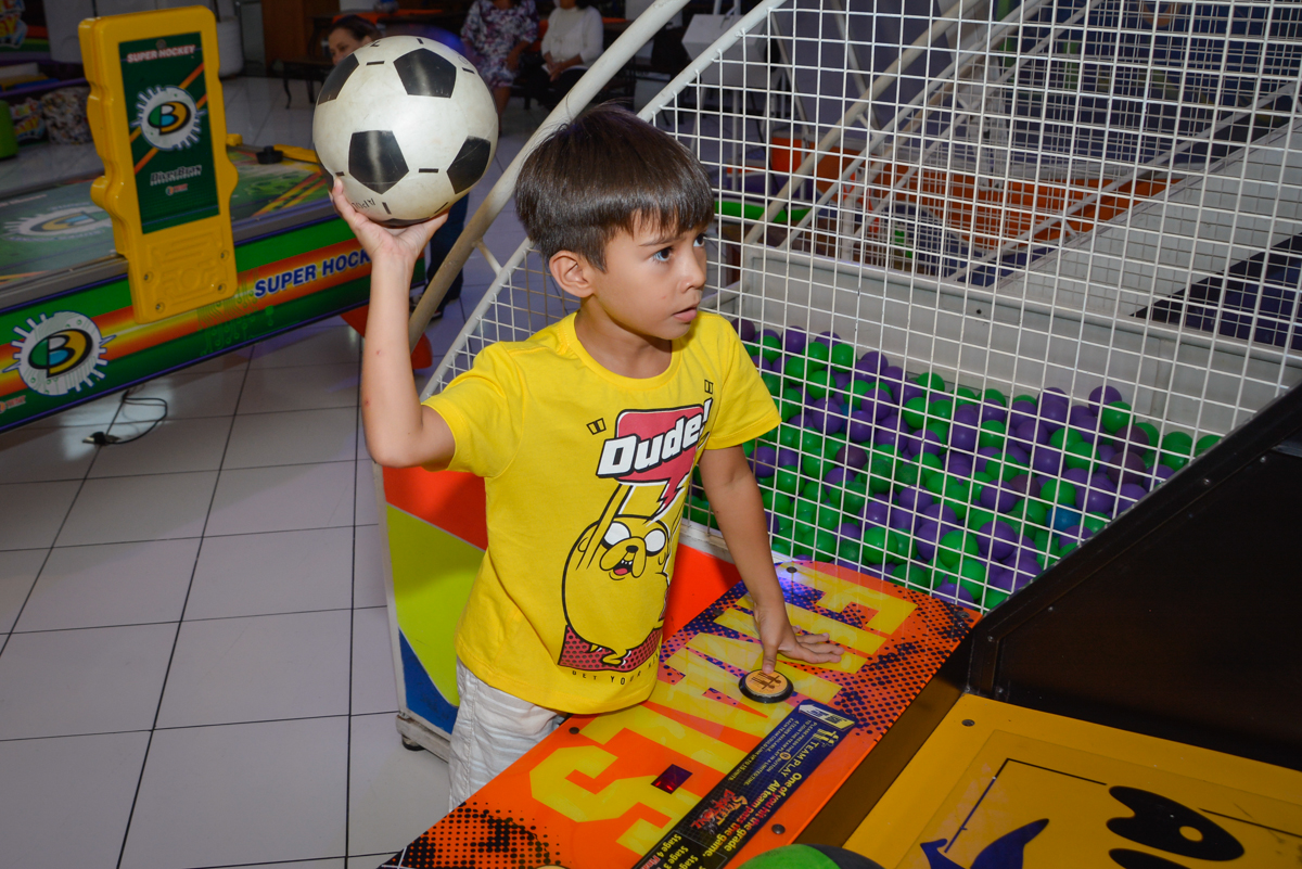 jogo de basquete no Buffet Fábrica da Alegria Morumbi São Paulo, aniversário de Henrique 6 anos tema da festa Dragon Bol Z