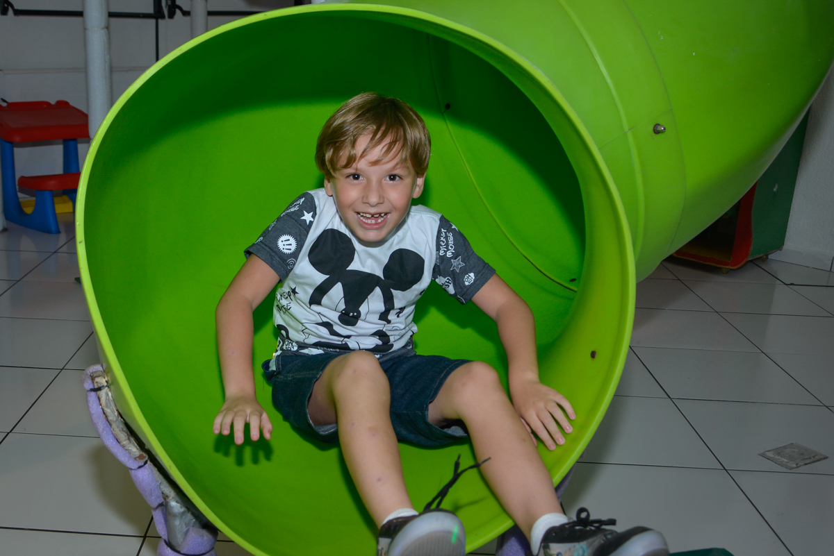 descendo no escorregador no Buffet Fábrica da Alegria Morumbi São Paulo, aniversário de Henrique 6 anos tema da festa Dragon Bol Z