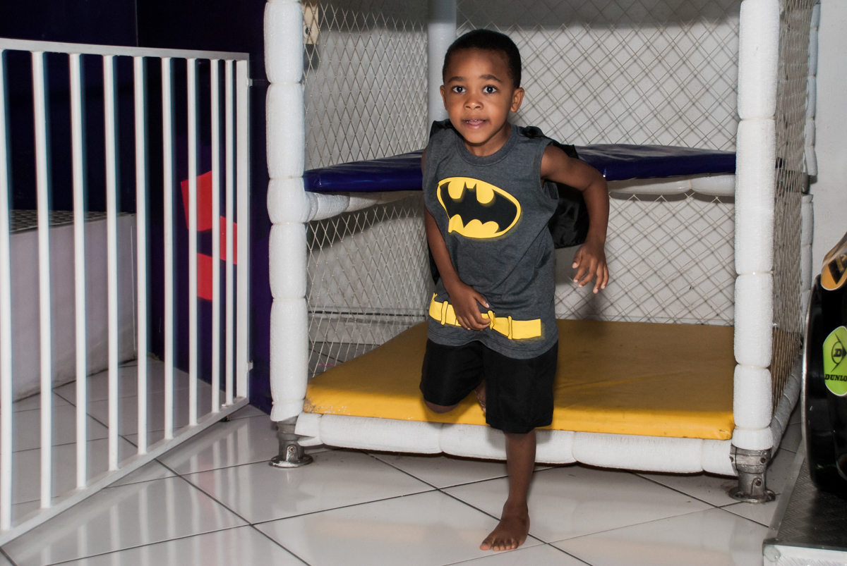 descendo do brinquedão no Buffet Fábrica da Alegria Morumbi, São Paulo, aniversário de João Pedro 4 anos tema da festa Batman