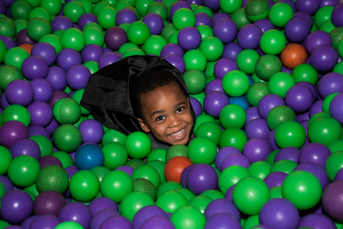 curtição na piscina de bolinhas no Buffet Fábrica da Alegria Morumbi, São Paulo, aniversário de João Pedro 4 anos tema da festa Batman