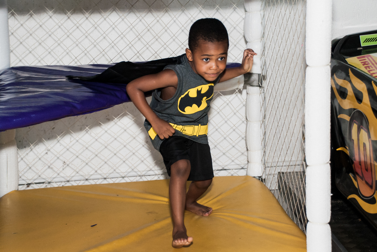 descendo do brinquedão no Buffet Fábrica da Alegria Morumbi, São Paulo, aniversário de João Pedro 4 anos tema da festa Batman