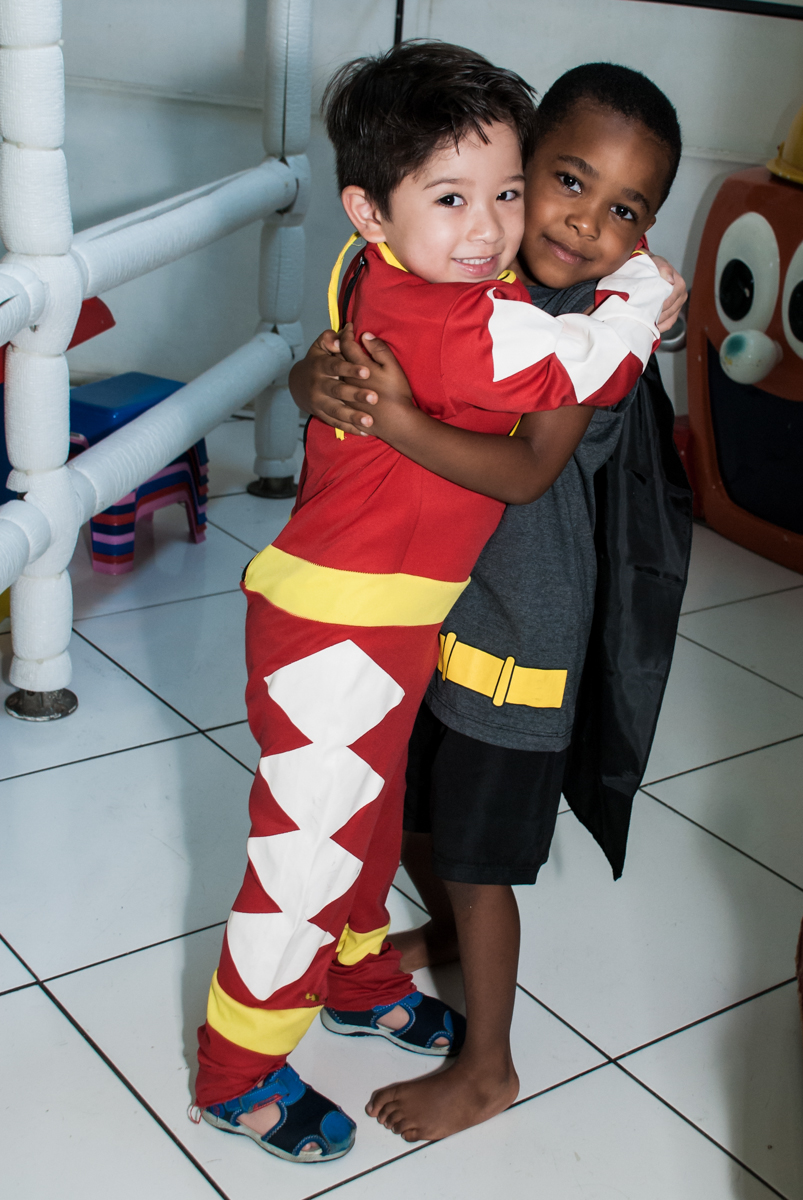 recebendo o amigo para sua festa no Buffet Fábrica da Alegria Morumbi, São Paulo, aniversário de João Pedro 4 anos tema da festa Batman
