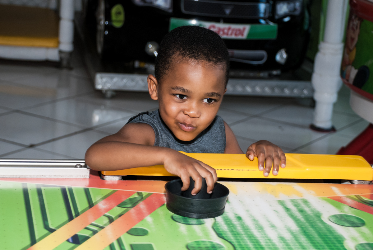 mais jogador no futebol no Buffet Fábrica da Alegria Morumbi, São Paulo, aniversário de João Pedro 4 anos tema da festa Batman