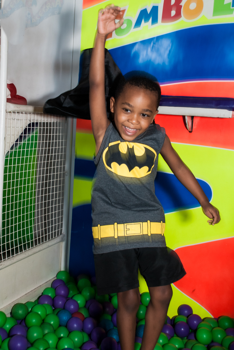 caindo no tombo legal no Buffet Fábrica da Alegria Morumbi, São Paulo, aniversário de João Pedro 4 anos tema da festa Batman