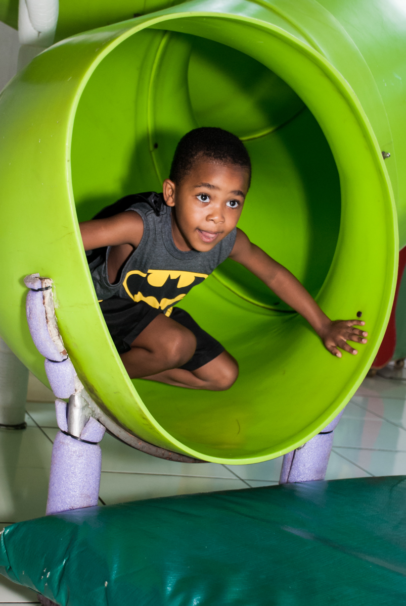 escorregador divertido no Buffet Fábrica da Alegria Morumbi, São Paulo, aniversário de João Pedro 4 anos tema da festa Batman