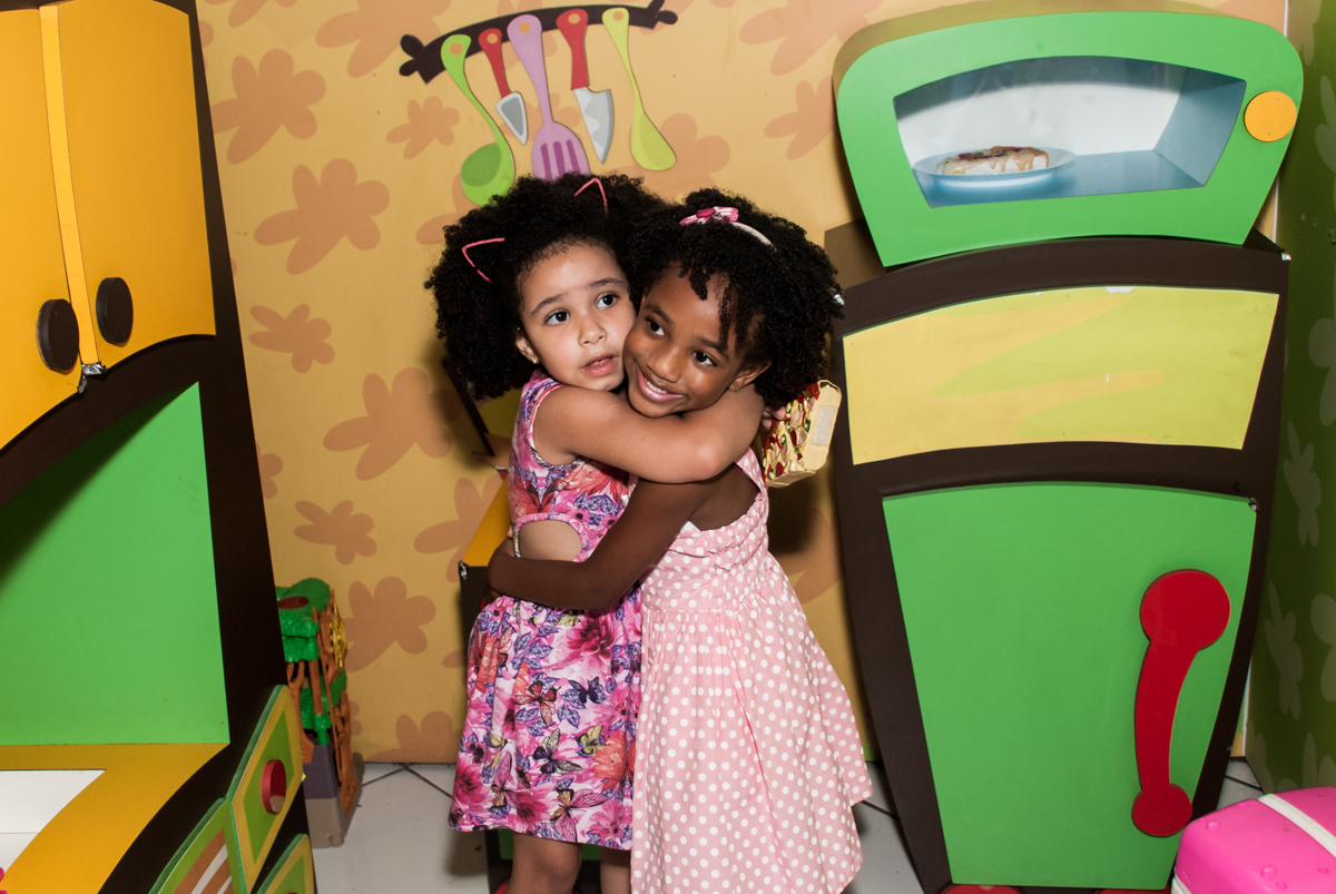 abraço das amigas no Buffet Fábrica da Alegria Morumbi, São Paulo, aniversário de João Pedro 4 anos tema da festa Batman