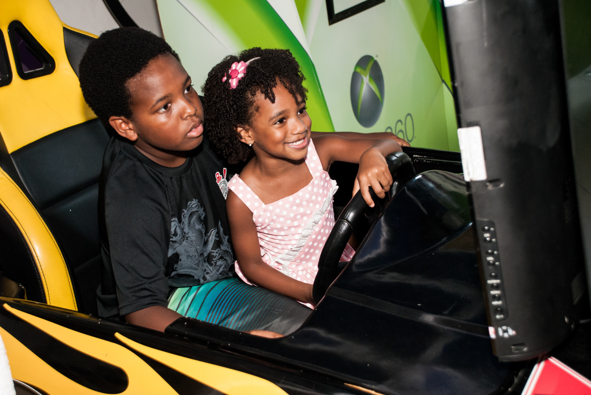 simulador de corridas divertido no Buffet Fábrica da Alegria Morumbi, São Paulo, aniversário de João Pedro 4 anos tema da festa Batman