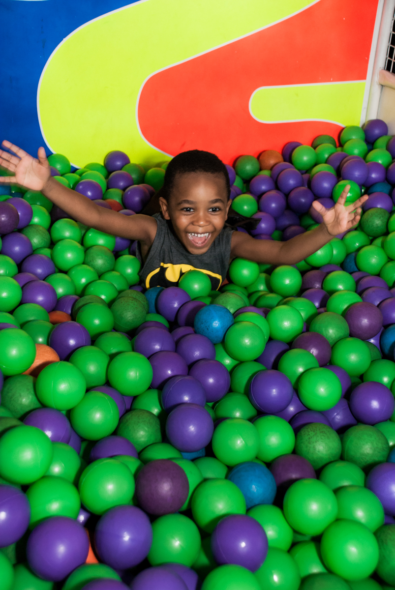 caindo na piscina de bolinas no Buffet Fábrica da Alegria Morumbi, São Paulo, aniversário de João Pedro 4 anos tema da festa Batman