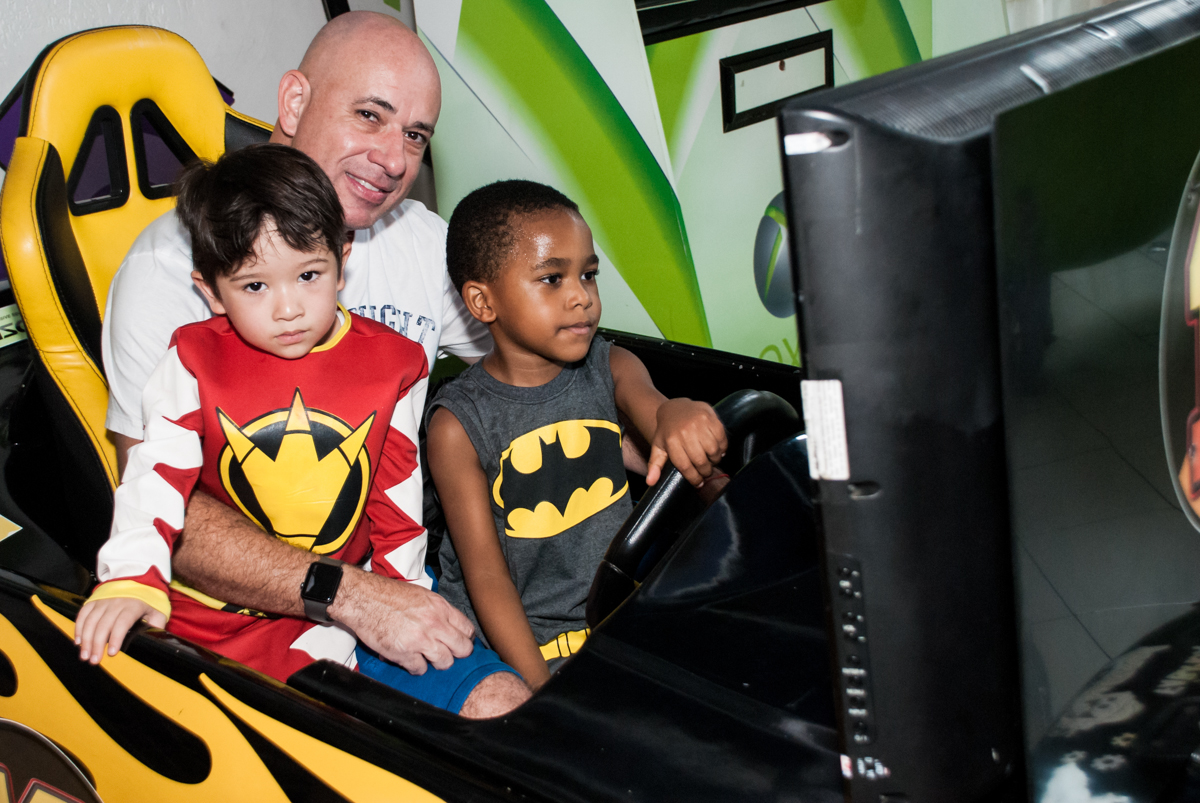 posando para a foto no simulador de corridas no Buffet Fábrica da Alegria Morumbi, São Paulo, aniversário de João Pedro 4 anos tema da festa Batman