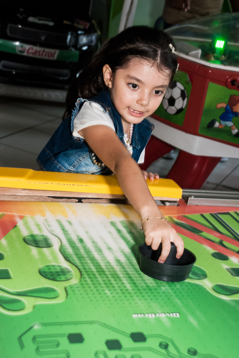 as meninas também brincam no futebol no Buffet Fábrica da Alegria Morumbi, São Paulo, aniversário de João Pedro 4 anos tema da festa Batman
