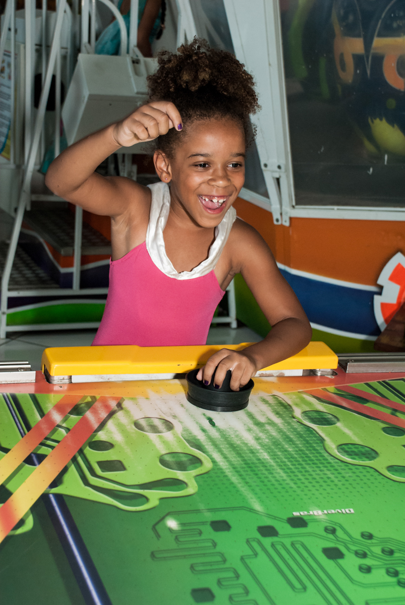 comemorndo gol no futebol no Buffet Fábrica da Alegria Morumbi, São Paulo, aniversário de João Pedro 4 anos tema da festa Batman