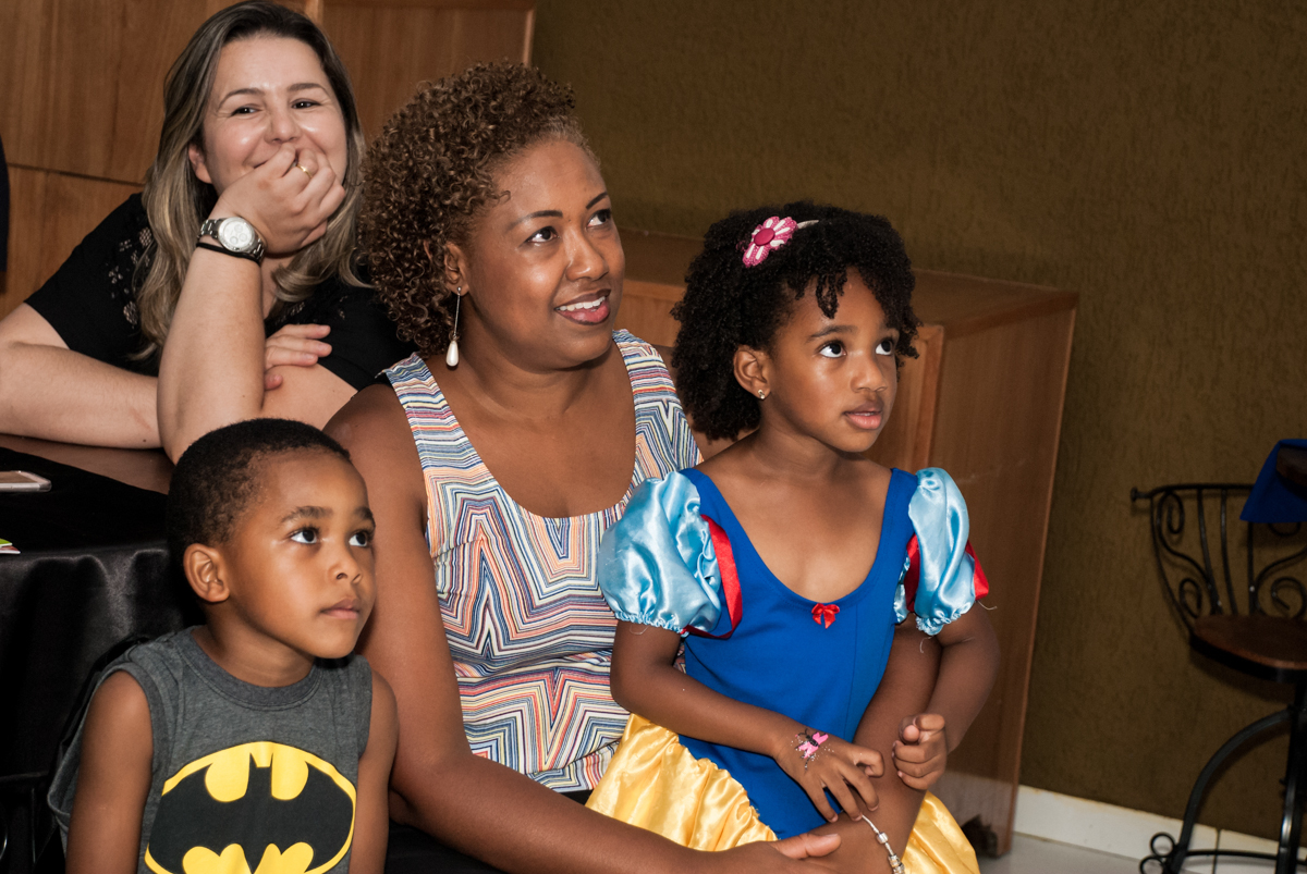 assistindo a retrospectiva no Buffet Fábrica da Alegria Morumbi, São Paulo, aniversário de João Pedro 4 anos tema da festa Batman