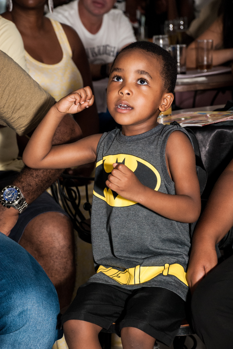 O aniversariante assiste a retrospectiva no Buffet Fábrica da Alegria Morumbi, São Paulo, aniversário de João Pedro 4 anos tema da festa Batman