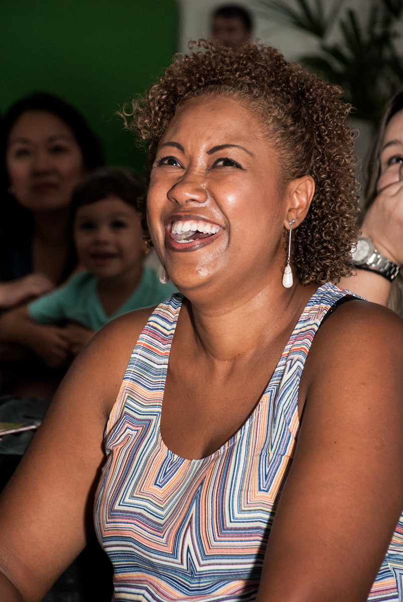 A mamãe se diverte com a retrospectiva no Buffet Fábrica da Alegria Morumbi, São Paulo, aniversário de João Pedro 4 anos tema da festa Batman