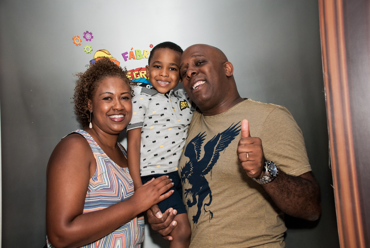 saindo da máquina do parabéns no Buffet Fábrica da Alegria Morumbi, São Paulo, aniversário de João Pedro 4 anos tema da festa Batman