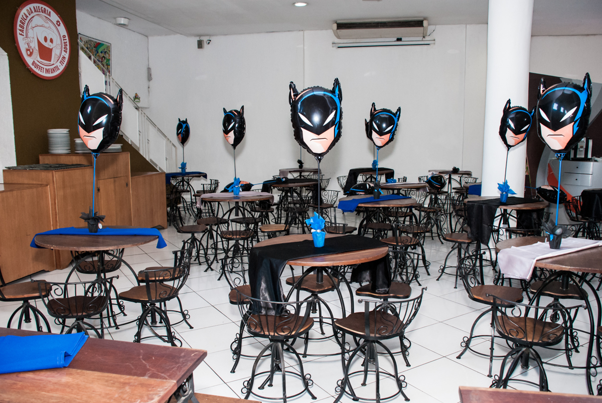 mesa do salão decorada com balão no Buffet Fábrica da Alegria Morumbi, São Paulo, aniversário de João Pedro 4 anos tema da festa Batman